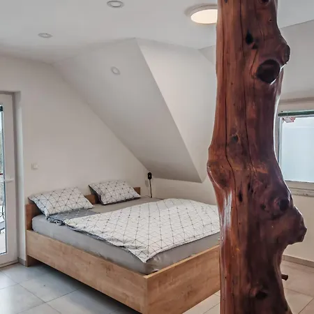 Apartma Pod Tremi Kralji * Oplotnica